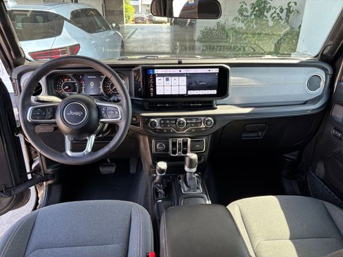 Used 2025 Jeep Wrangler Unlimited Sahara AWD/4WD image 33