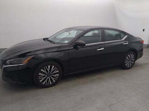 Used 2024 Nissan Altima 2.5 SV image 2