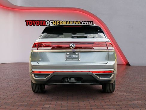 Used 2024 Volkswagen Atlas Cross Sport SE w/ Panoramic Sunroof Package FWD image 6