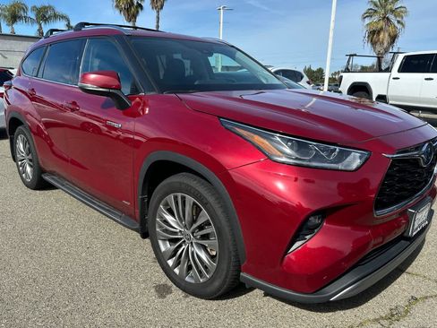 Used 2021 Toyota Highlander Platinum image 3