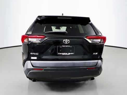 Used 2021 Toyota RAV4 XLE w/ Convenience Package FWD image 6