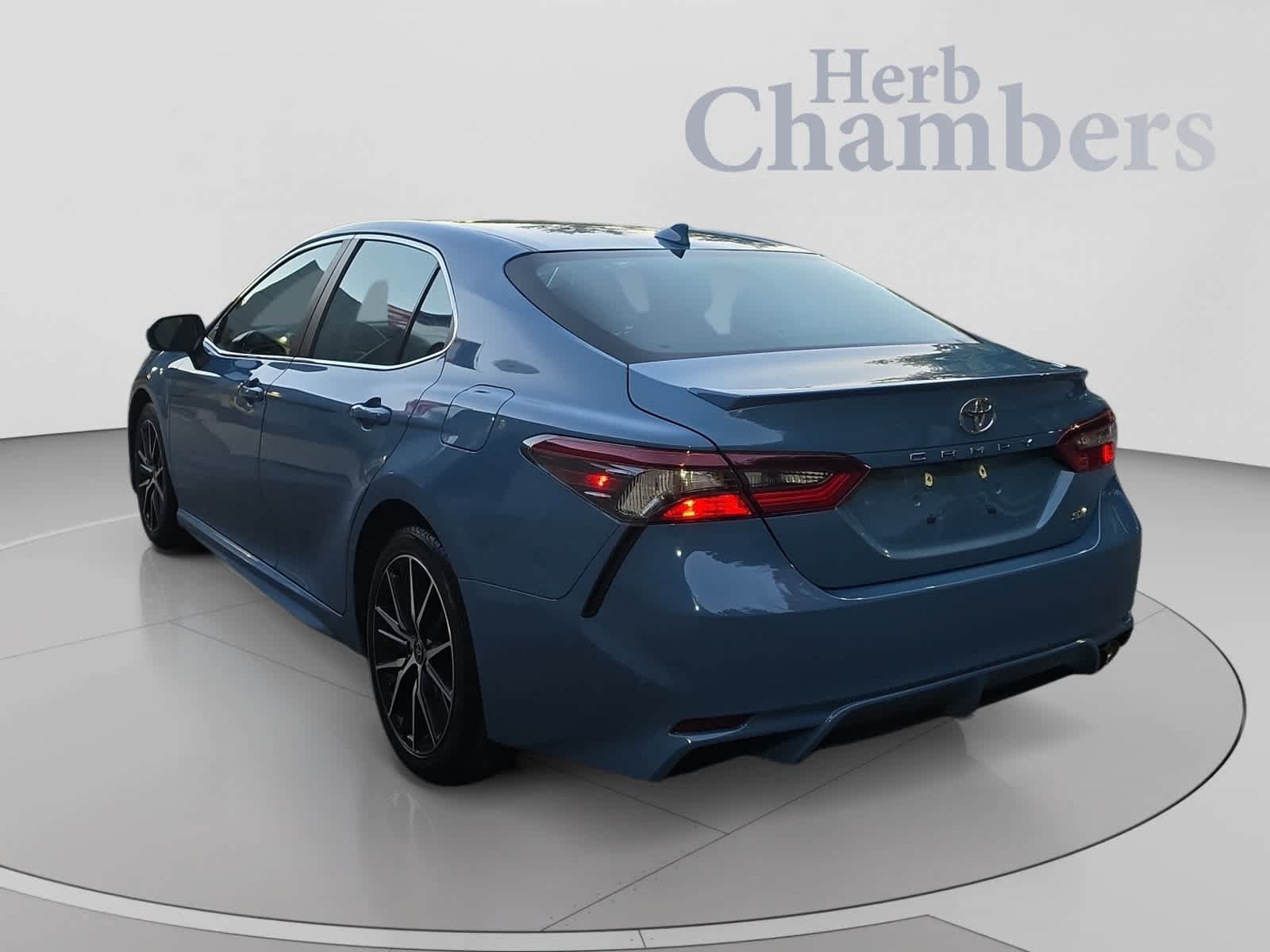 Used 2023 Toyota Camry SE FWD image 3
