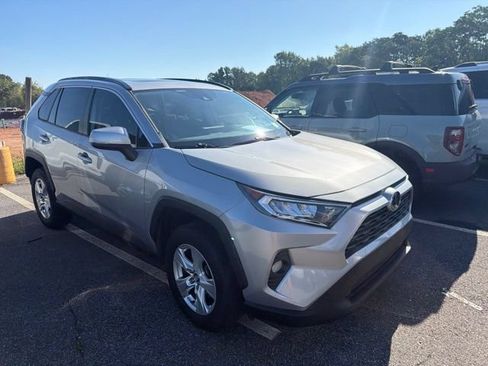 Used 2020 Toyota RAV4 XLE w/ Convenience Package FWD image 2