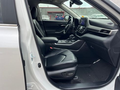 Used 2025 Toyota Highlander XLE AWD/4WD image 28