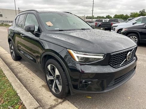 Used 2024 Volvo XC40 B5 Plus AWD/4WD image 2