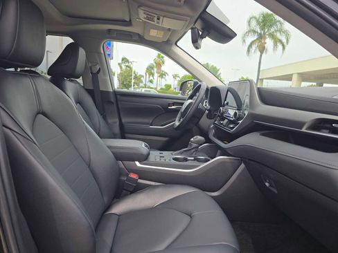 Certified 2025 Toyota Highlander XLE FWD image 11