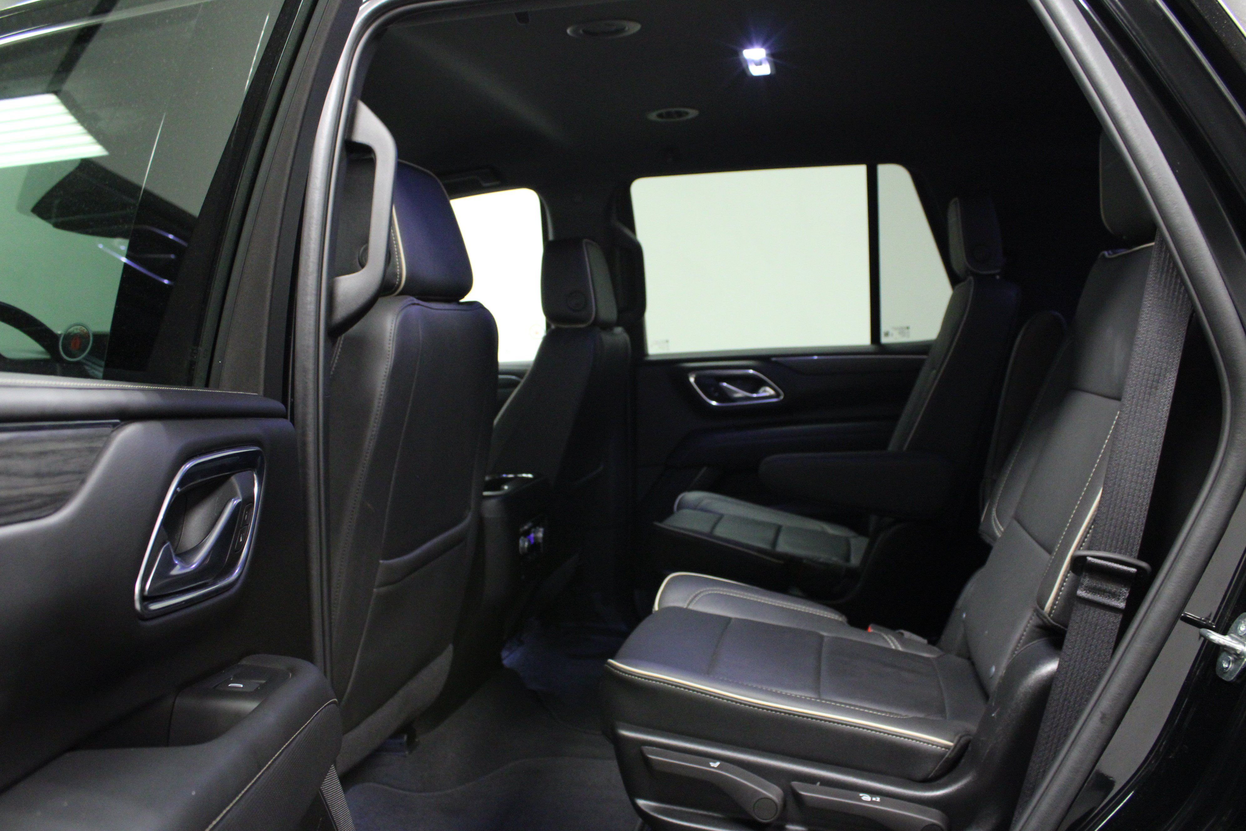 Used 2024 GMC Yukon SLT w/ SLT Luxury Package AWD/4WD image 13