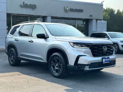 Used 2025 Honda Pilot TrailSport image 7