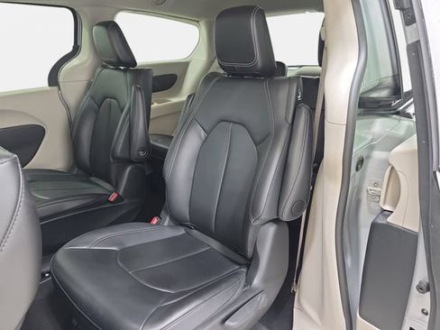 Used 2024 Chrysler Pacifica Limited FWD image 13