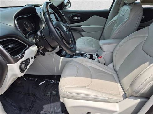 Used 2019 Jeep Cherokee Overland w/ Technology Group AWD/4WD image 11