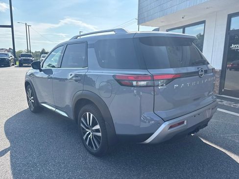 Used 2025 Nissan Pathfinder Platinum FWD image 7
