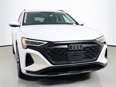 Used 2024 Audi Q8 e-tron Premium Plus image 2