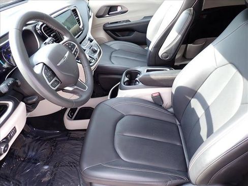 Used 2024 Chrysler Pacifica Touring-L FWD image 14