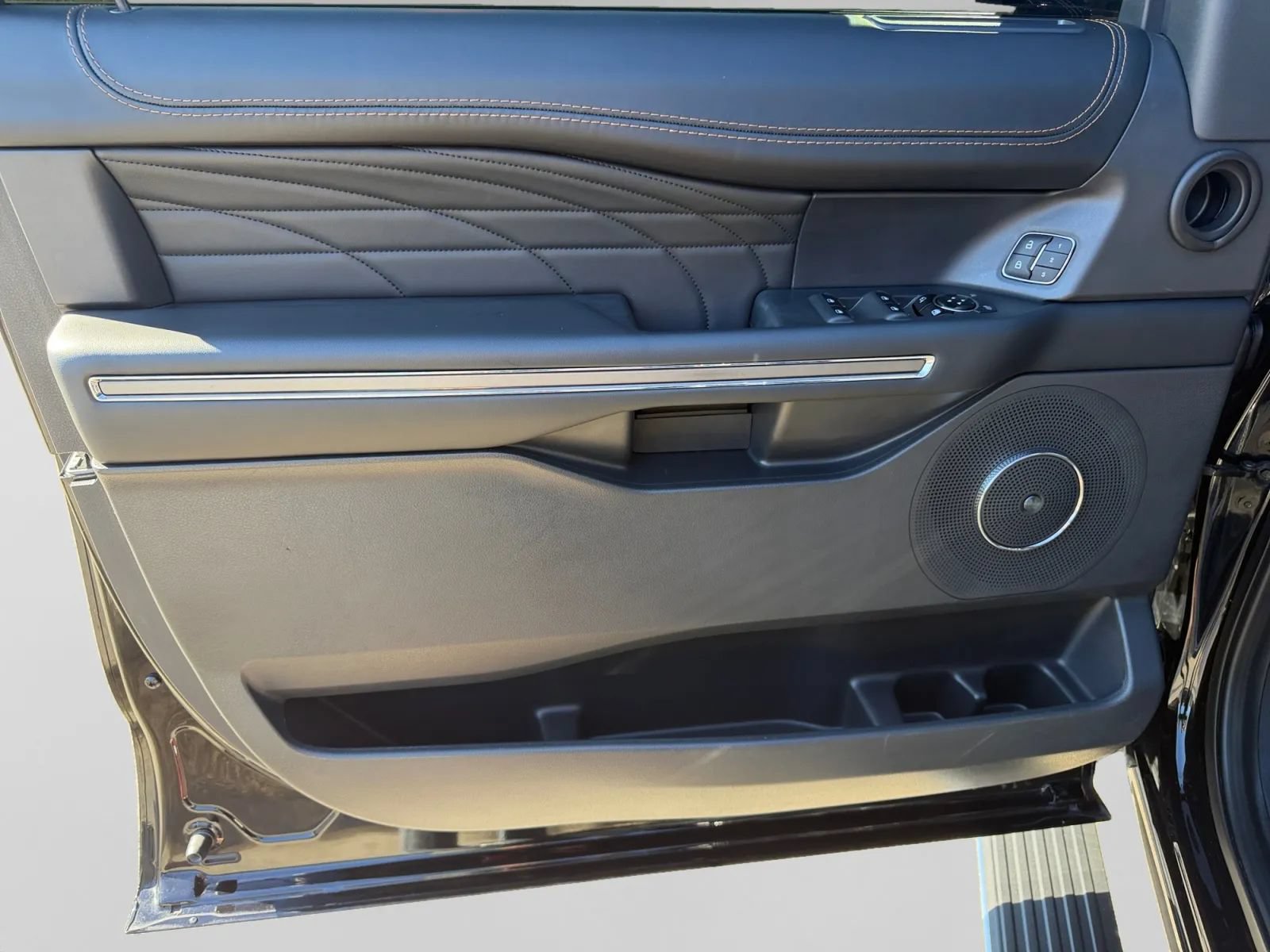 Used 2023 Ford Expedition Platinum AWD/4WD image 13