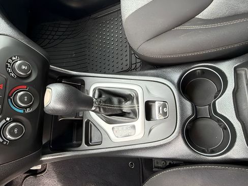 Used 2016 Jeep Cherokee Sport image 35