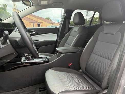 Used 2025 Chevrolet Trax LT w/ LT Convenience Package FWD image 24