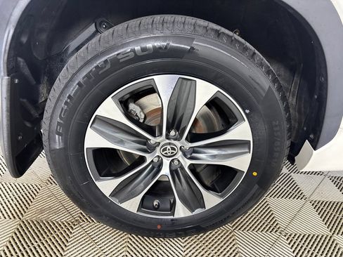 Used 2021 Toyota Highlander XLE AWD/4WD image 35