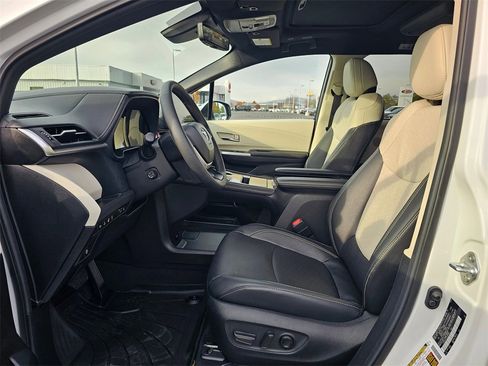 Used 2025 Toyota Sienna Platinum image 18