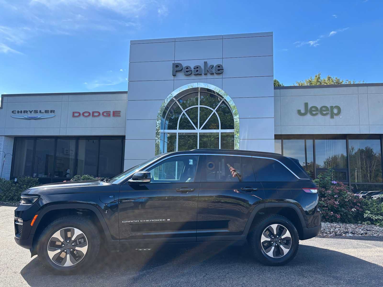 Used 2024 Jeep Grand Cherokee Limited 4xe AWD/4WD image 3