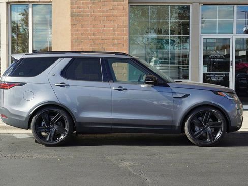 Used 2025 Land Rover Discovery S image 8