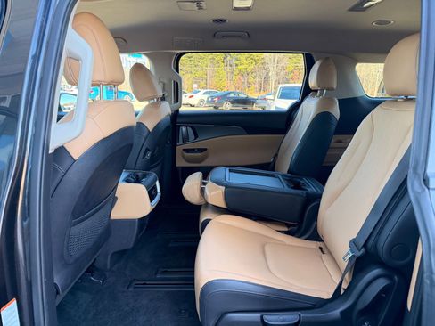 Used 2024 Kia Carnival LX image 17
