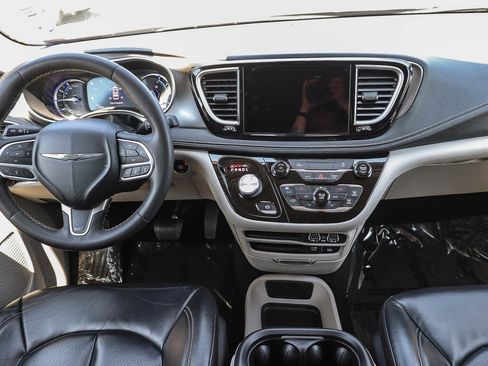 Used 2022 Chrysler Pacifica Touring-L FWD image 13