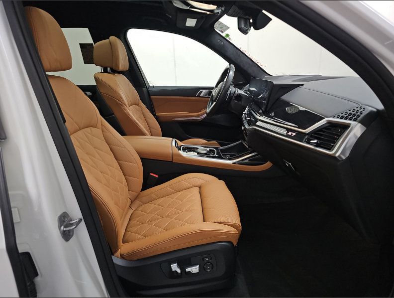 Used 2024 BMW X7 xDrive40i w/ M Sport Package AWD/4WD image 8