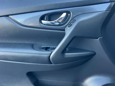 Used 2019 Nissan Rogue SV AWD/4WD image 12
