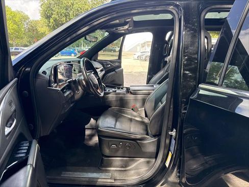 Used 2021 Cadillac Escalade ESV Premium Luxury w/ LPO, Illumination Package AWD/4WD image 17