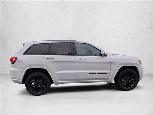 Used 2019 Jeep Grand Cherokee Altitude image 4