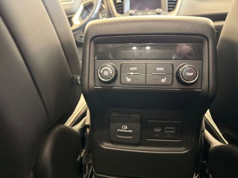 Used 2022 GMC Acadia Denali w/ Denali Ultimate Package AWD/4WD image 23
