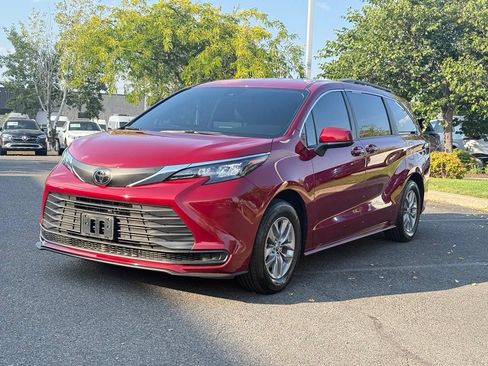 Used 2026 Toyota Sienna LE FWD image 4