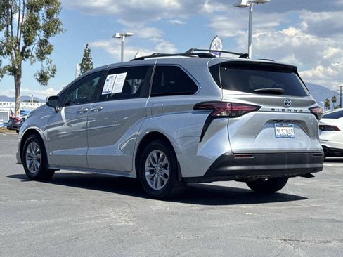 Used 2022 Toyota Sienna XLE FWD image 3