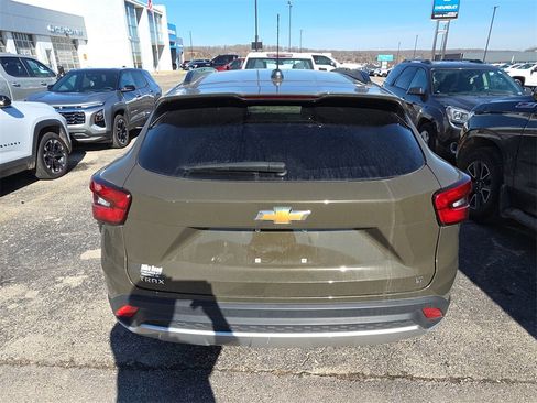 Used 2024 Chevrolet Trax LT w/ LT Convenience Package image 5