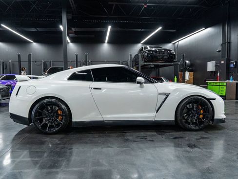 Used 2010 Nissan GT-R Premium AWD/4WD image 2