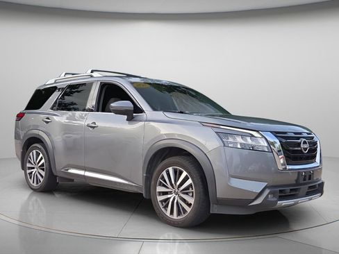 Used 2022 Nissan Pathfinder Platinum w/ Cargo Package FWD image 9
