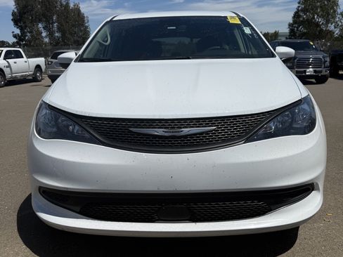 Used 2023 Chrysler Voyager LX FWD image 3
