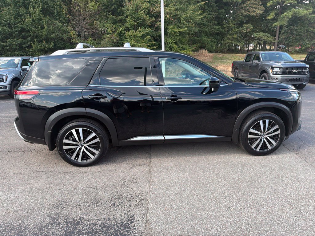 Used 2025 Nissan Pathfinder Platinum FWD image 2