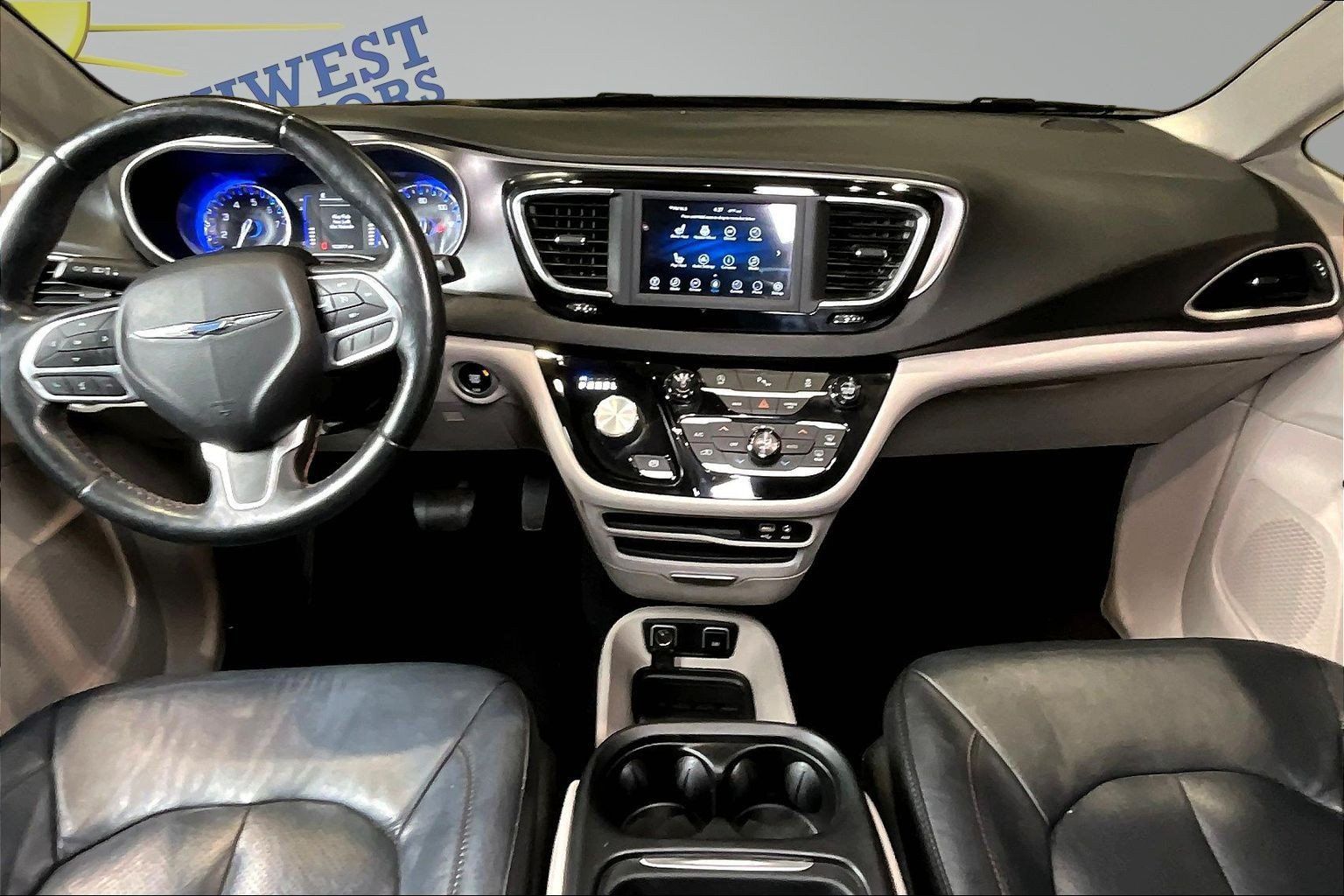 Used 2020 Chrysler Pacifica Touring-L w/ Tire & Wheel Group FWD image 8