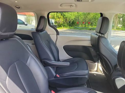 Used 2024 Chrysler Pacifica Limited FWD image 33