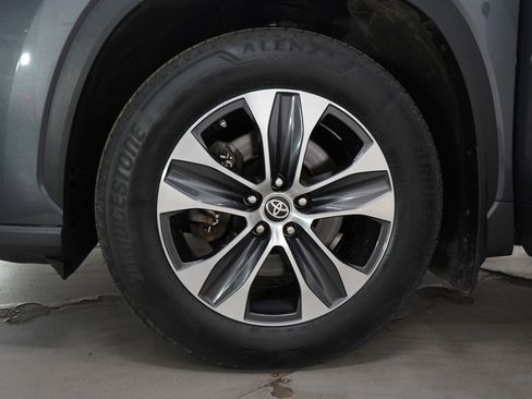 Used 2024 Toyota Highlander XLE image 32