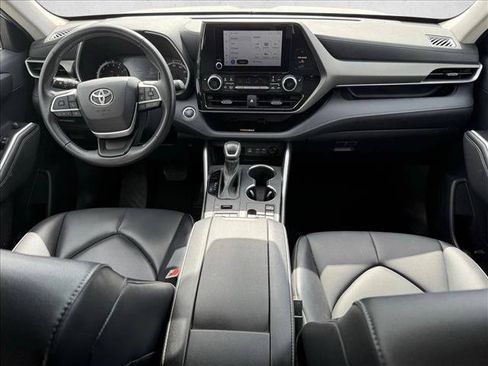 Used 2023 Toyota Highlander XLE AWD/4WD image 17