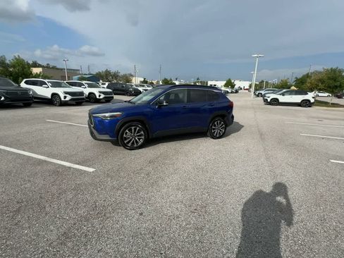 Used 2025 Toyota Corolla Cross XLE FWD image 4