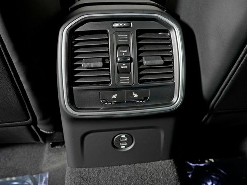 Used 2026 Porsche Macan AWD/4WD image 34