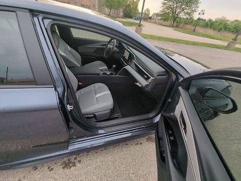 Used 2026 Toyota Camry SE w/ Convenience Package image 3