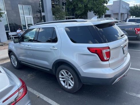 Used 2017 Ford Explorer XLT w/ Equipment Group 202A FWD image 4