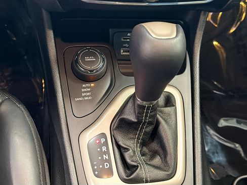 Used 2015 Jeep Cherokee Limited w/ Luxury Group AWD/4WD image 24