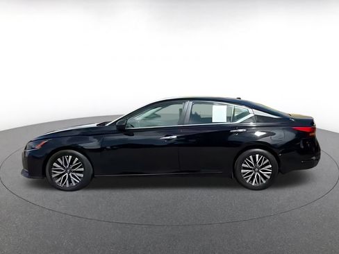 Used 2025 Nissan Altima 2.5 SV FWD image 9