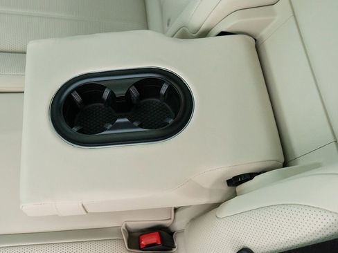 Used 2024 Bentley Bentayga Extended Wheelbase AWD/4WD image 26