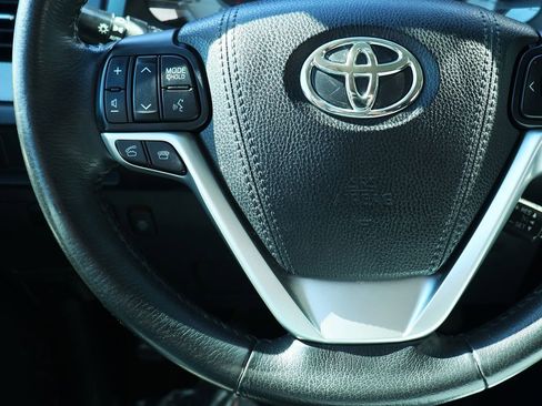 Used 2017 Toyota Sienna SE Premium image 59